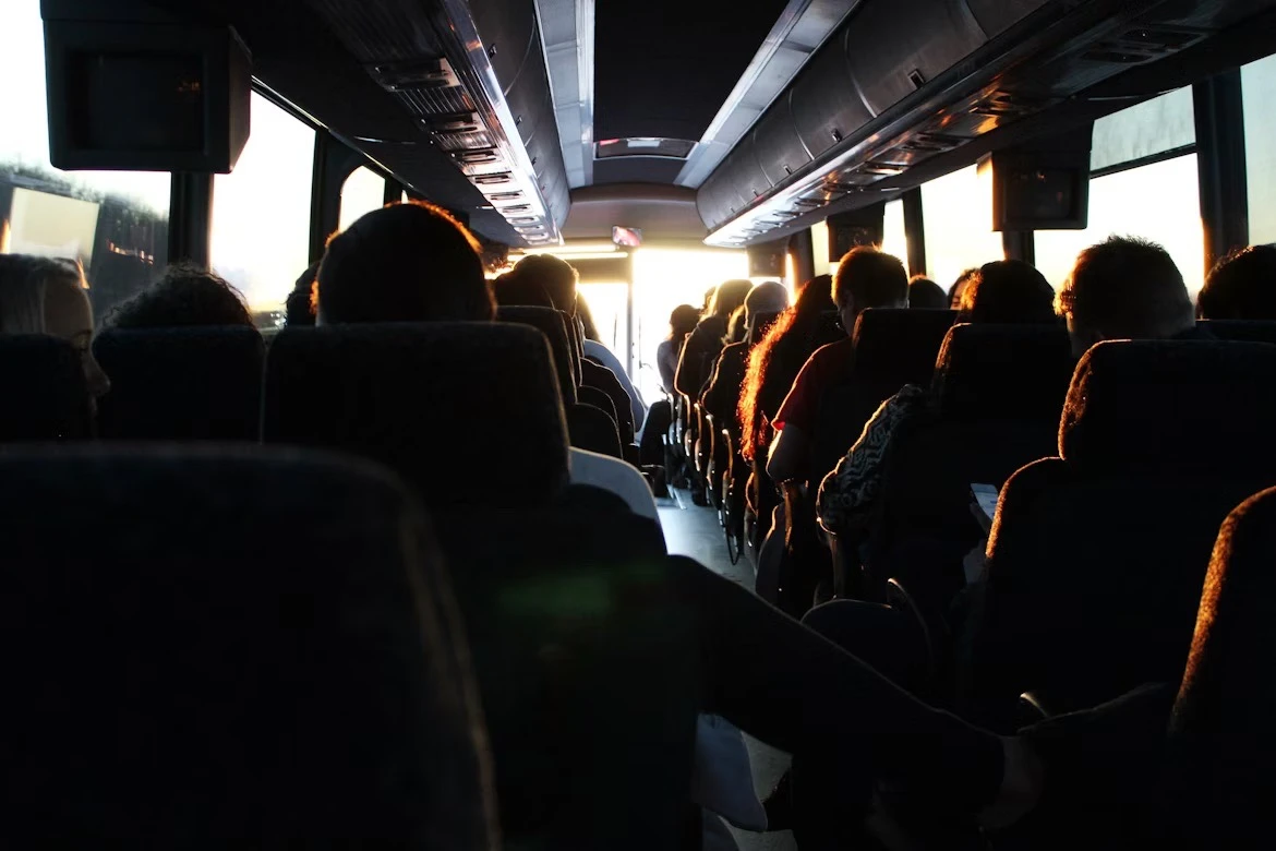 Voyageurs installés dans un autocar